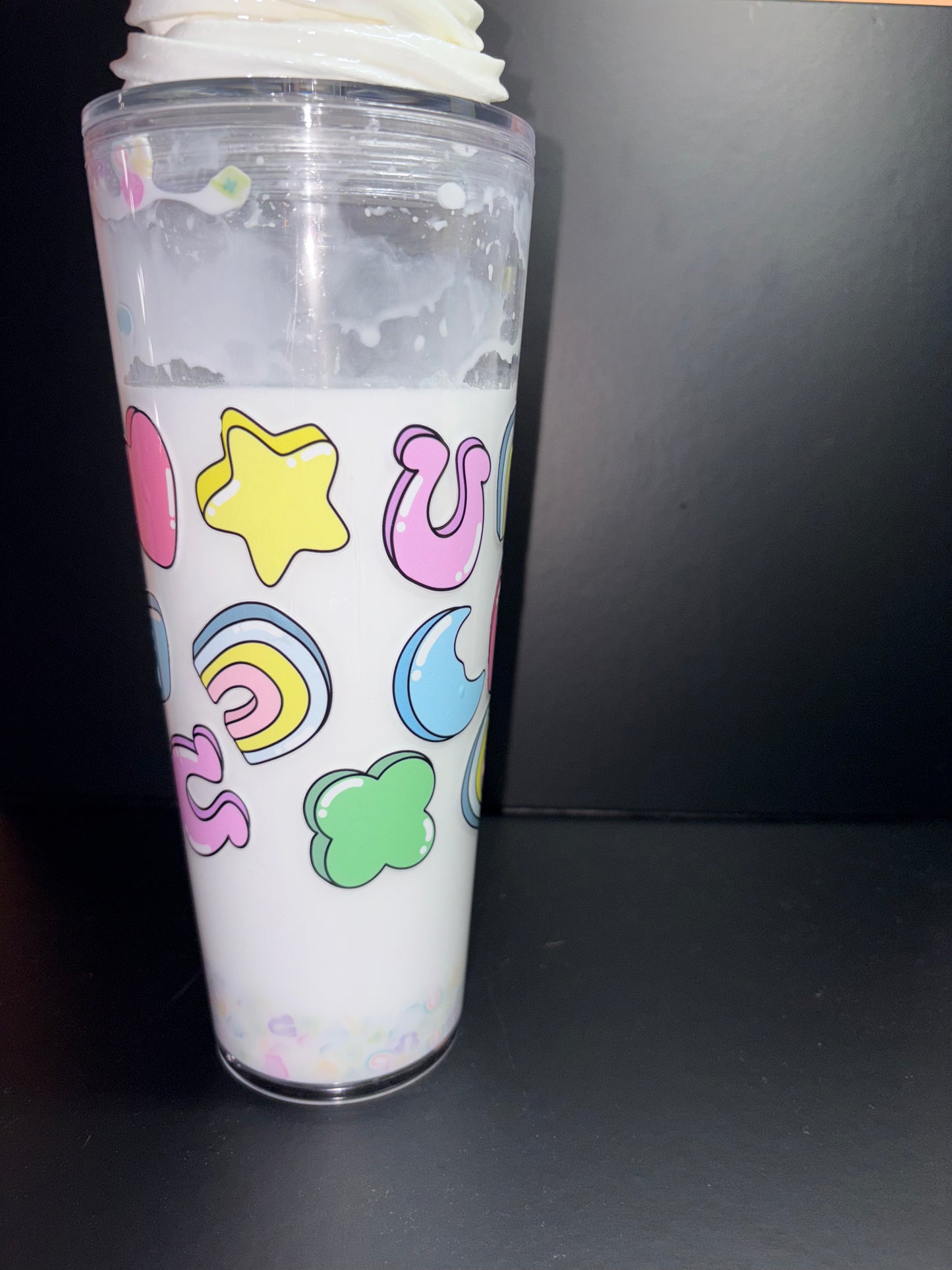 LUCKY CHARMS MILKY 24 0Z SNOW GLOBE PLASTIC CUP